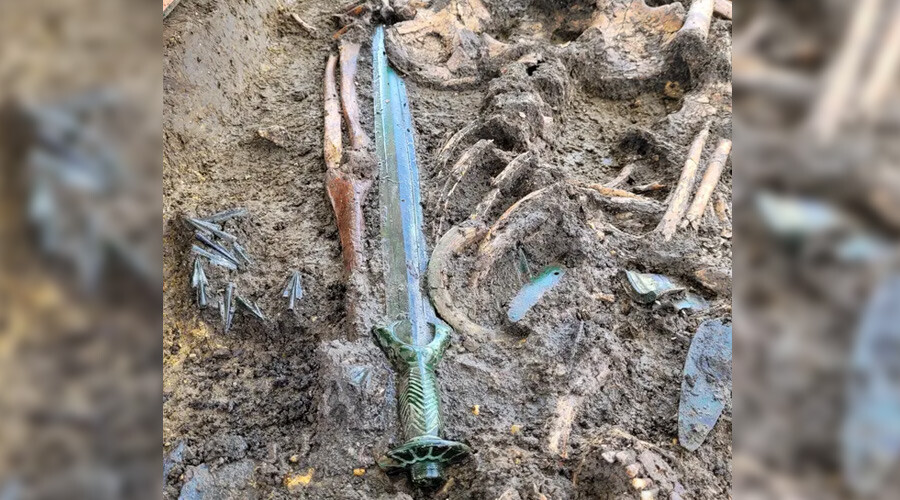 Neredeyse hala parlıyor: Almanya'da 3 bin yıllık kılıç bulundu Neredeyse hala parlıyor: Almanya'da 3 bin yıllık kılıç bulundu