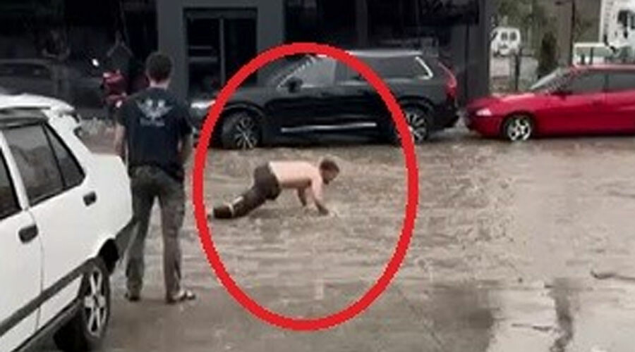 Sele aldırış etmediler: Balık tutup yüzmeye çalıştılar