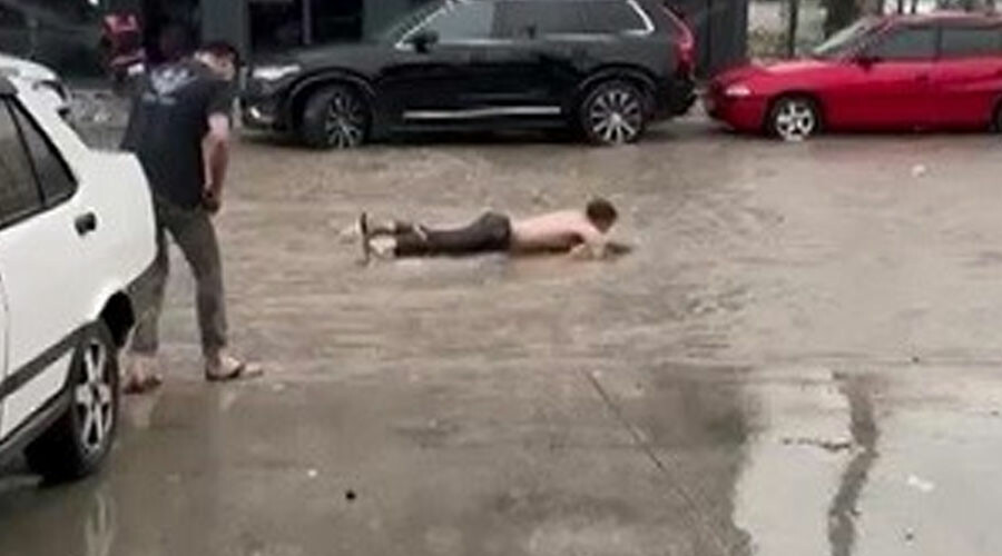 Sele aldırış etmediler: Balık tutup yüzmeye çalıştılar