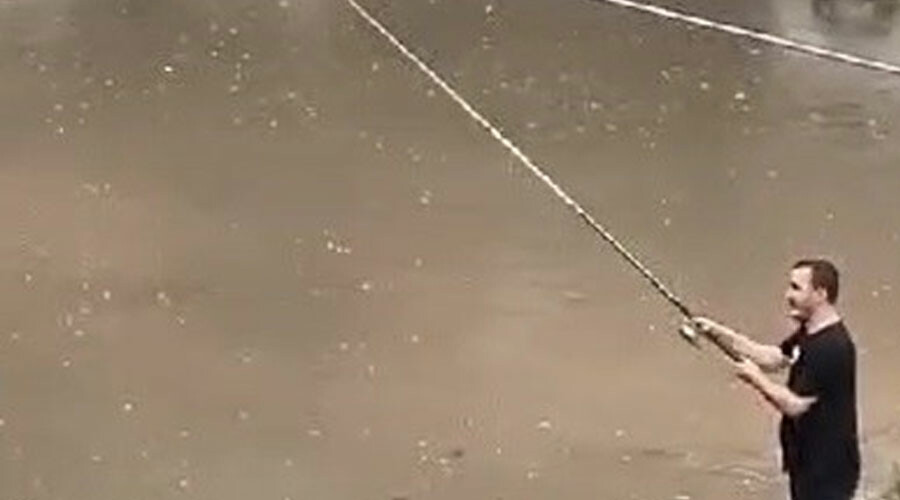 Sele aldırış etmediler: Balık tutup yüzmeye çalıştılar