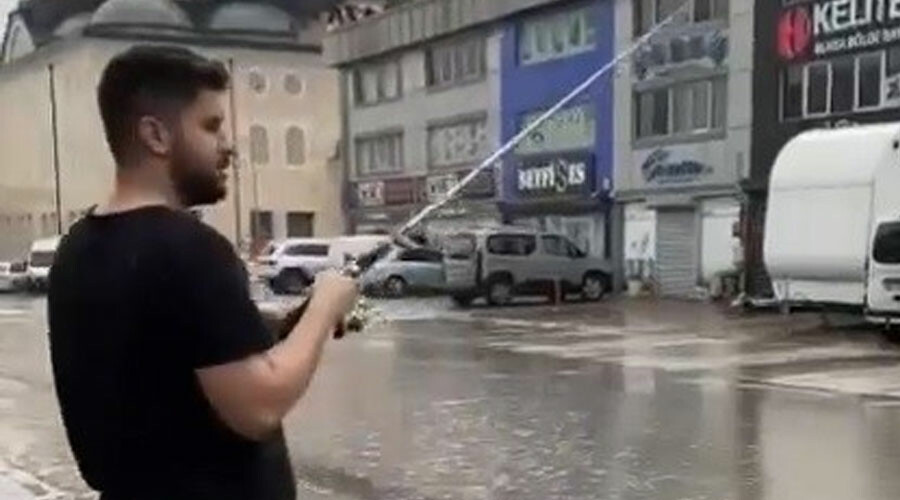 Sele aldırış etmediler: Balık tutup yüzmeye çalıştılar