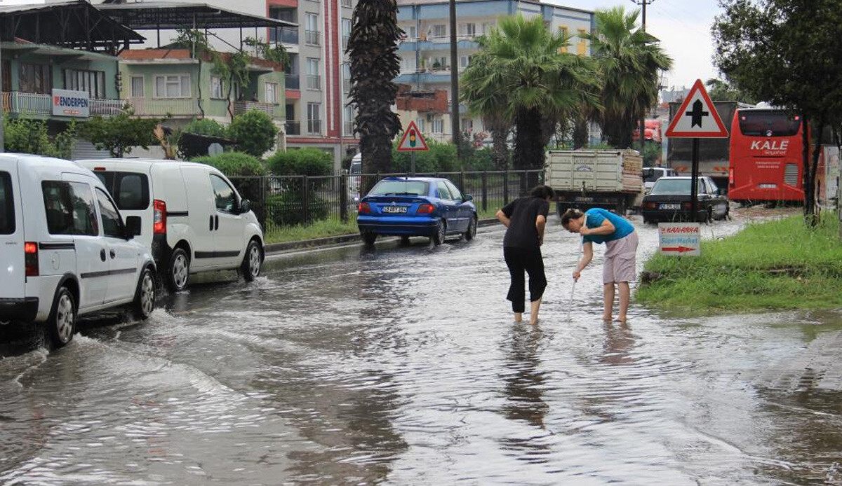Meteoroloji uyarmıştı, Aydın&#039;da sağanak hayatı felç etti: Şehir yaz ortasında kışı yaşadı