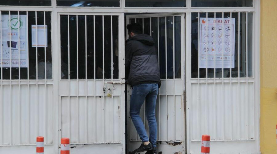 Yurtta YKS heyecanı: Sınava son anda yetişenler kamerada