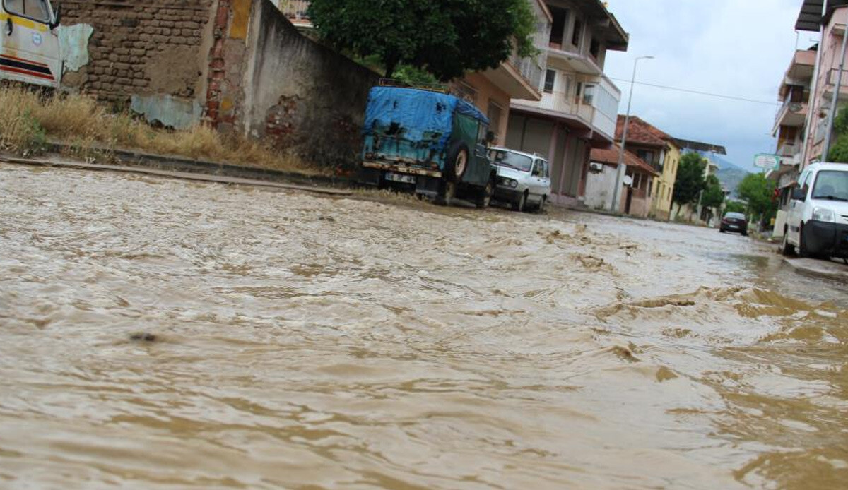 Meteoroloji uyarmıştı, Aydın'da sağanak hayatı felç etti: Şehir yaz ortasında kışı yaşadı Meteoroloji uyarmıştı, Aydın'da sağanak hayatı felç etti: Şehir yaz ortasında kışı yaşadı