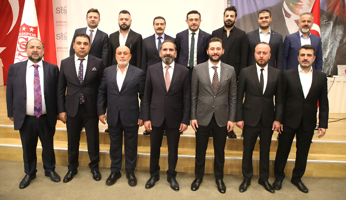 Sivasspor yeni yönetiminde kimler var? Mecnun Otyakmaz hedefi Süper Lig şampiyonluğu ilan etti Sivasspor yeni yönetiminde kimler var? Mecnun Otyakmaz hedefi Süper Lig şampiyonluğu ilan etti