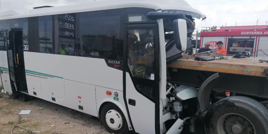 Antalya’da feci kaza! Tur midibüsü tıra arkadan çarptı: 1 ölü, Rus uyruklu 5 turist yaralı Antalya’da feci kaza! Tur midibüsü tıra arkadan çarptı: 1 ölü, Rus uyruklu 5 turist yaralı