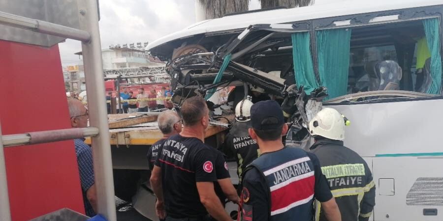 Antalya’da feci kaza! Tur midibüsü tıra arkadan çarptı: 1 ölü, Rus uyruklu 5 turist yaralı Antalya’da feci kaza! Tur midibüsü tıra arkadan çarptı: 1 ölü, Rus uyruklu 5 turist yaralı
