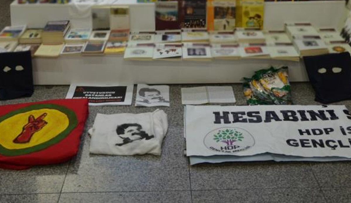 HDP'nin Şişli Okmeydanı'ndaki binasına operasyon! Terör elebaşı Öcalan'ın posterleri çıktı HDP'nin Şişli Okmeydanı'ndaki binasına operasyon! Terör elebaşı Öcalan'ın posterleri çıktı