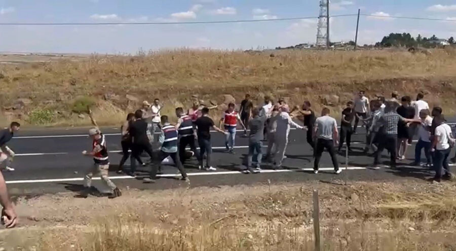 Elinde bıçakla yolu kapattı, sürücülerden meydan dayağı yedi Elinde bıçakla yolu kapattı, sürücülerden meydan dayağı yedi