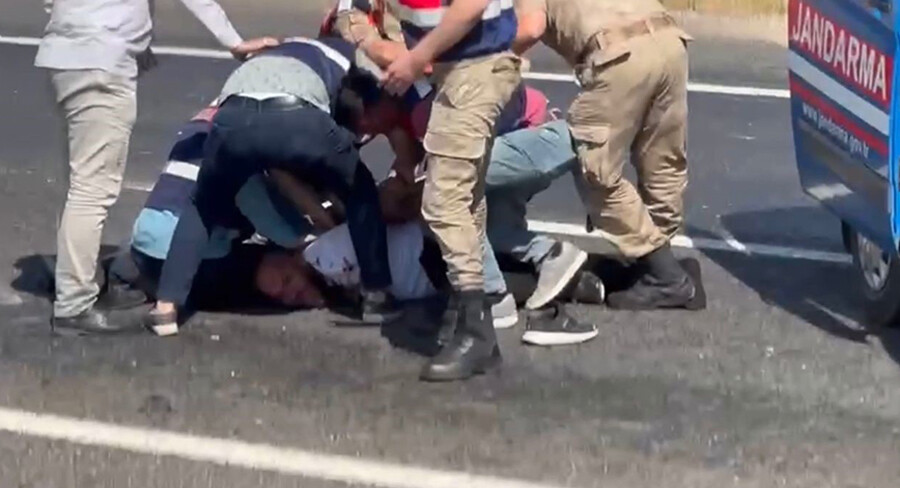 Elinde bıçakla yolu kapattı, sürücülerden meydan dayağı yedi Elinde bıçakla yolu kapattı, sürücülerden meydan dayağı yedi