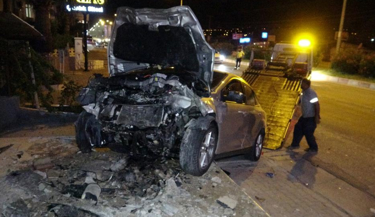 Mersin'de feci kaza! 2 ölü, 4 yaralı var: O  anlar kamerada