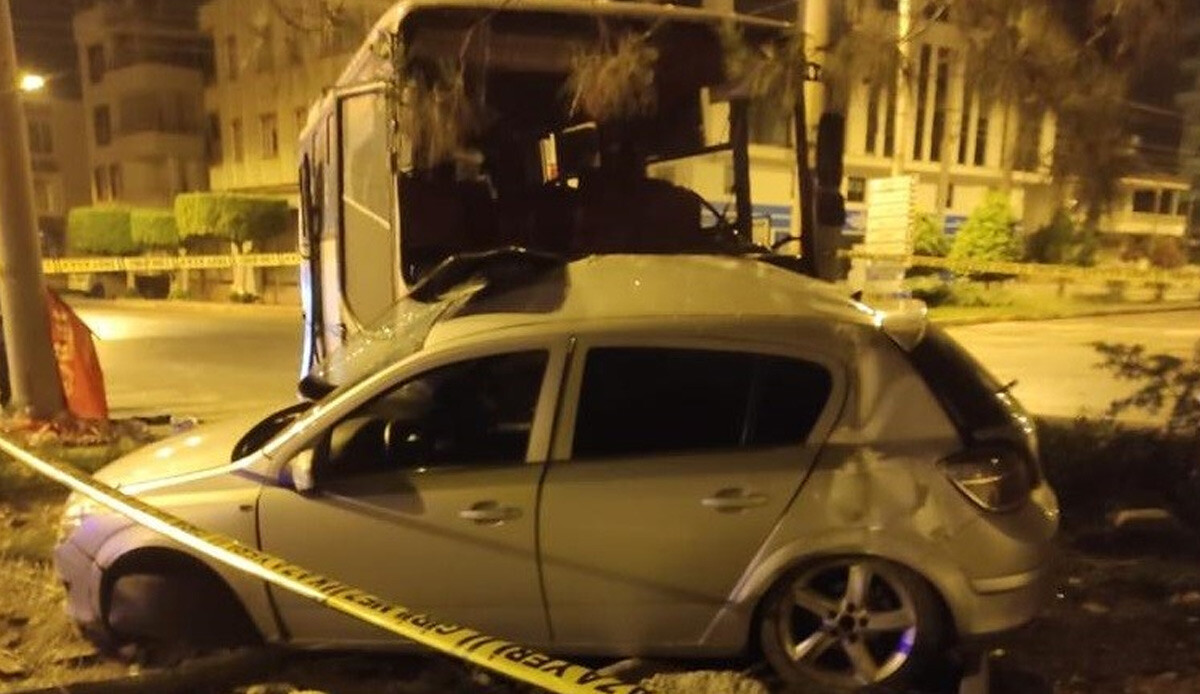 Hatay'da tarım işçilerini taşıyan midibüs ile otomobil çarpıştı: 1 ölü, 24 yaralı