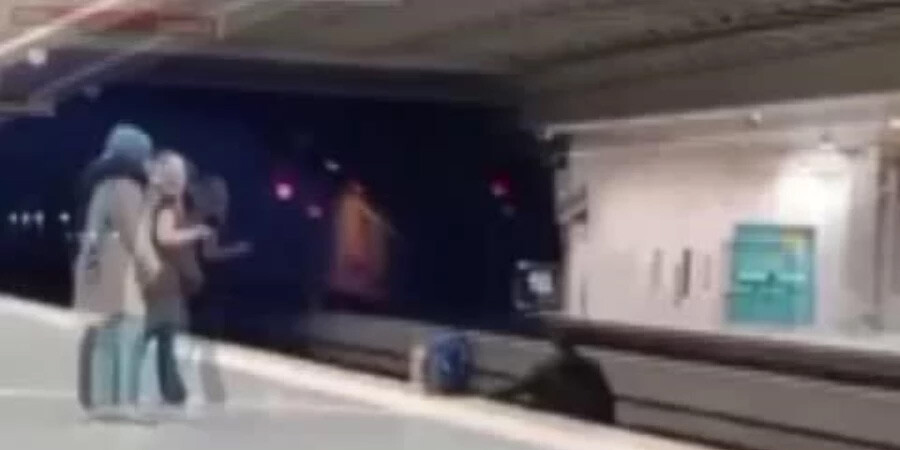 Metroda tehlikeli anlar! Canını hiçe saydı, raylara atlayarak karşıya geçti