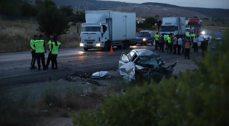 Gaziantep'te şerit ihlali yapan sürücü dehşet saçtı: Çok sayıda ölü ve yaralı var Gaziantep'te şerit ihlali yapan sürücü dehşet saçtı: Çok sayıda ölü ve yaralı var