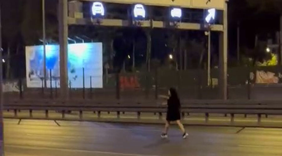 Beylikdüzü’nde şaşırtan anlar: Trafiği hiçe saydı, E-5’in ortasında yürüdü