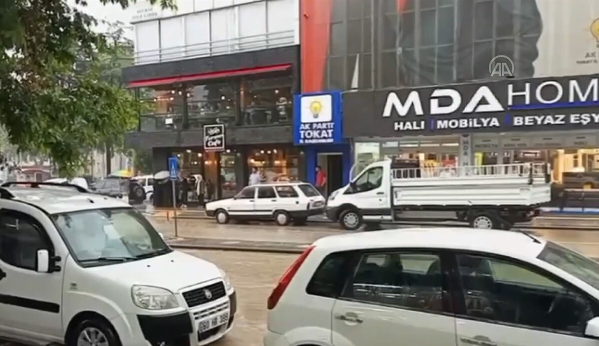 Tokat'ta şaşkına çeviren görüntüler! Merkez'de sağanak, ilçede dolu yağışı etkili oldu Tokat'ta şaşkına çeviren görüntüler! Merkez'de sağanak, ilçede dolu yağışı etkili oldu