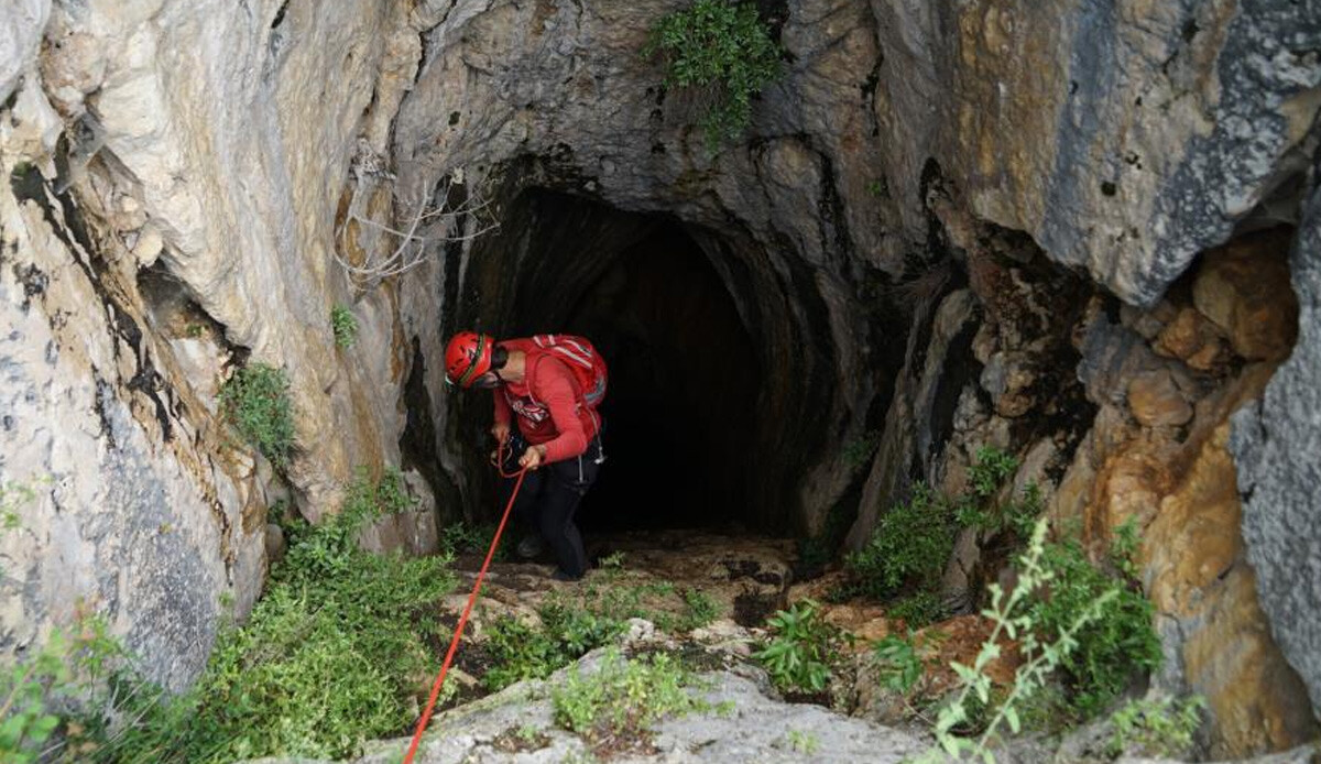 Definecilerin üşüştüğü mağaradan korkunç görüntüler! Giden ekipler mezar sanılan noktayı görünce şoke oldu: İlk defa böyle bir şey gördüm - YAŞAM