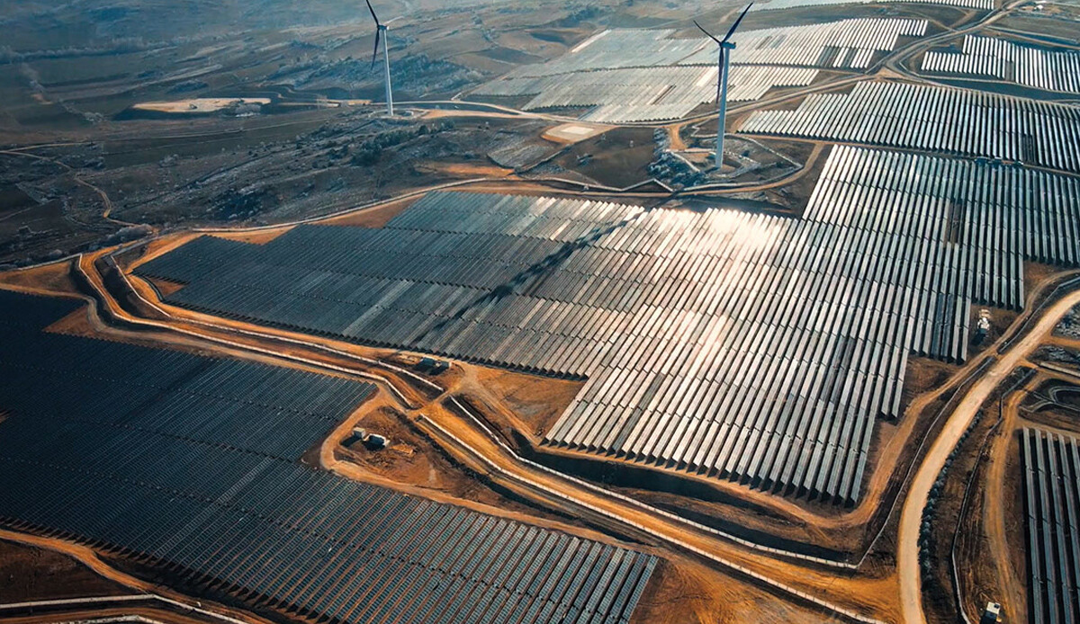 Ülkenin en büyük hibrit GES&#039;i: Kardan yansıyan ışık enerjiye dönüşecek