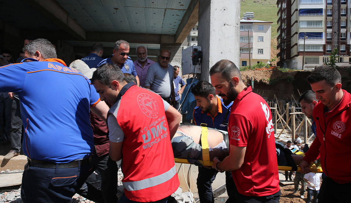 Bitlis'te inşaat alanında panik anlar! Toprak kaydı: 2 yaralı var Bitlis'te inşaat alanında panik anlar! Toprak kaydı: 2 yaralı var