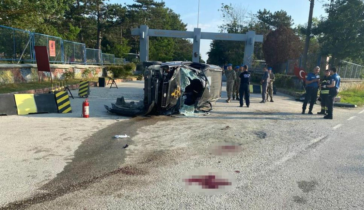 Ticari araç takla attı: 2 ağır yaralı Ticari araç takla attı: 2 ağır yaralı
