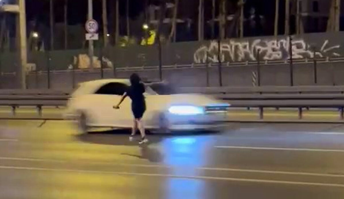 Beylikdüzü’nde şaşırtan anlar: Trafiği hiçe saydı, E-5’in ortasında yürüdü