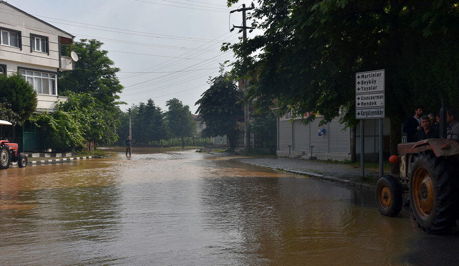 Sakarya'yı sel vurdu: Dereler taştı, cadde ve sokaklar su altında kaldı