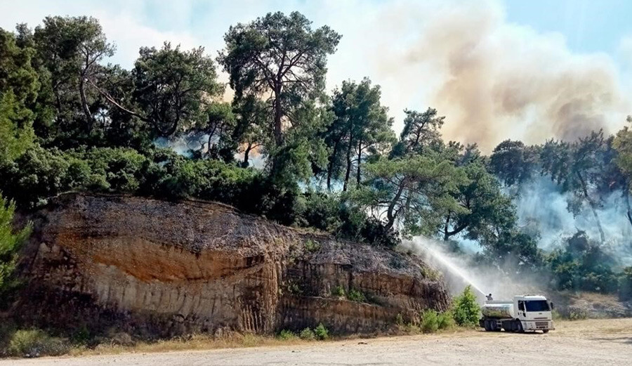 Son dakika! Antalya'da konteyner yangını ormanlık alana sıçradı