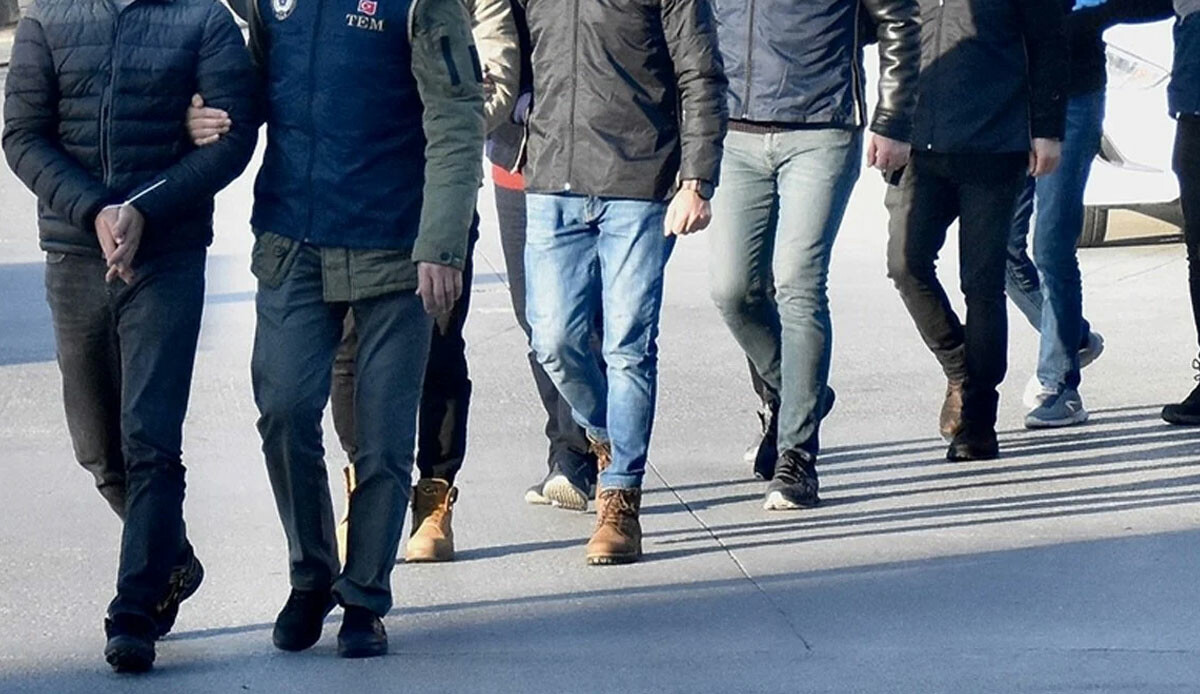 Silah ve mühimmat kaçakçılarına dev operasyon: 17 gözaltı Silah ve mühimmat kaçakçılarına dev operasyon: 17 gözaltı