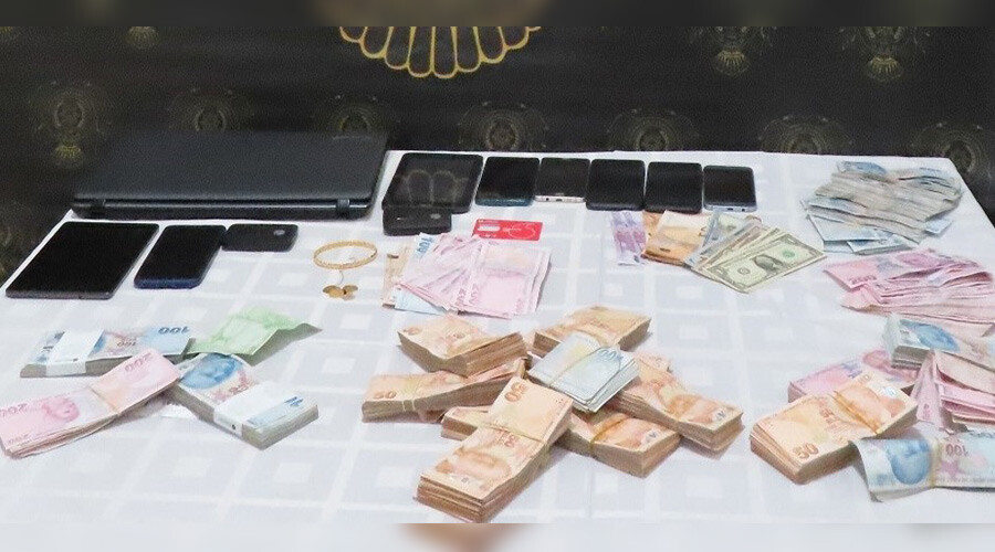 Adım adım izlenen FETÖ'nün kilit isimleri yakalandı: Yüklü miktarda para ele geçirildi Adım adım izlenen FETÖ'nün kilit isimleri yakalandı: Yüklü miktarda para ele geçirildi