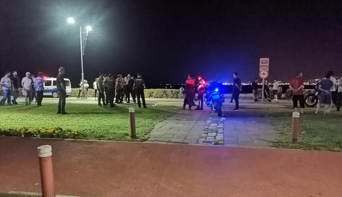 İzmir’de polis tartıştığı kişi tarafından göğsünden bıçaklandı! 4 gözaltı İzmir’de polis tartıştığı kişi tarafından göğsünden bıçaklandı! 4 gözaltı