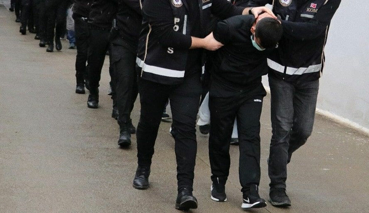 Bakan Yerlikaya’dan ‘Kukla Operasyonu’ açıklaması: 31 ilde 353 şüpheli kıskıvrak yakalandı Bakan Yerlikaya’dan ‘Kukla Operasyonu’ açıklaması: 31 ilde 353 şüpheli kıskıvrak yakalandı