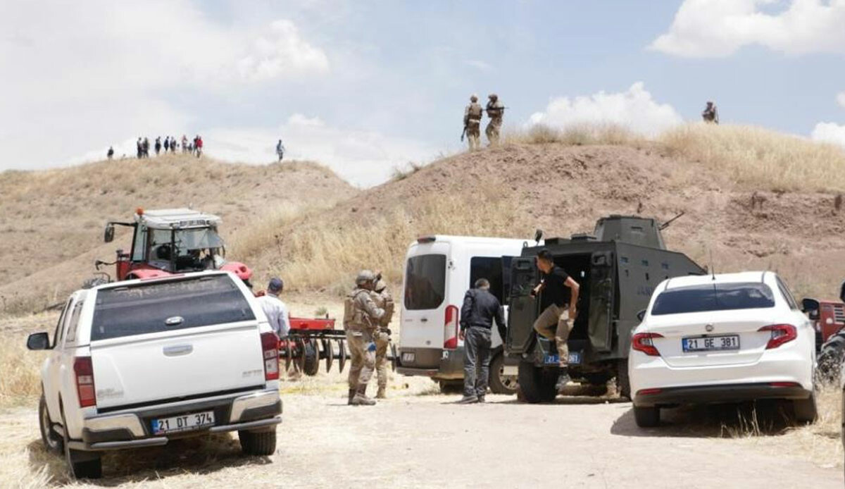 Diyarbakır’daki kanlı arazi kavgasına 3 tutuklama! 16 şüpheli aranıyor… Diyarbakır’daki kanlı arazi kavgasına 3 tutuklama! 16 şüpheli aranıyor…