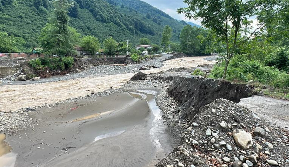 Düzce&#039;de sağanak hayatı felç etti: Yağış sebebiyle 2 köprü yıkıldı