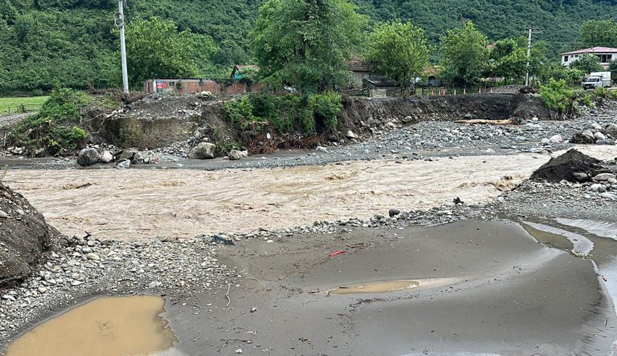 Düzce'de sağanak hayatı felç etti: Yağış sebebiyle 2 köprü yıkıldı Düzce'de sağanak hayatı felç etti: Yağış sebebiyle 2 köprü yıkıldı