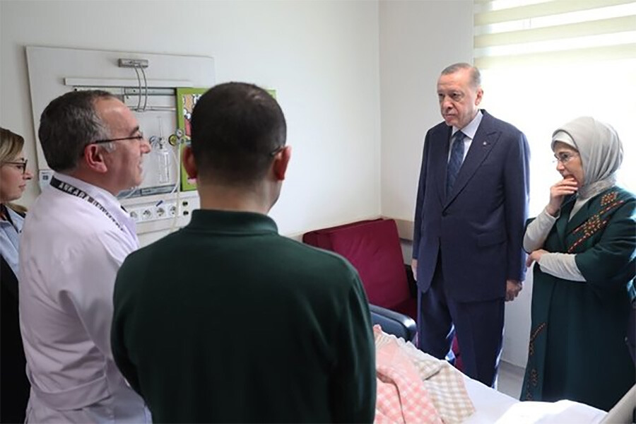 Bakan Koca iyi haberi verdi: Enkazdan kurtarılan Zeynep Küçükler yürüyüp konuşmaya başladı