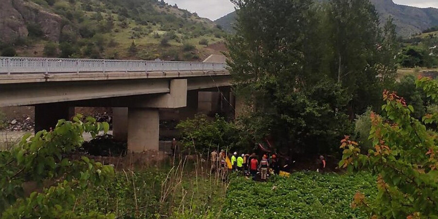 Kontrolden çıkan araç köprüden uçtu! 2 ölü, 3 yaralı