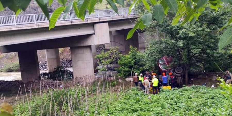 Kontrolden çıkan araç köprüden uçtu! 2 ölü, 3 yaralı
