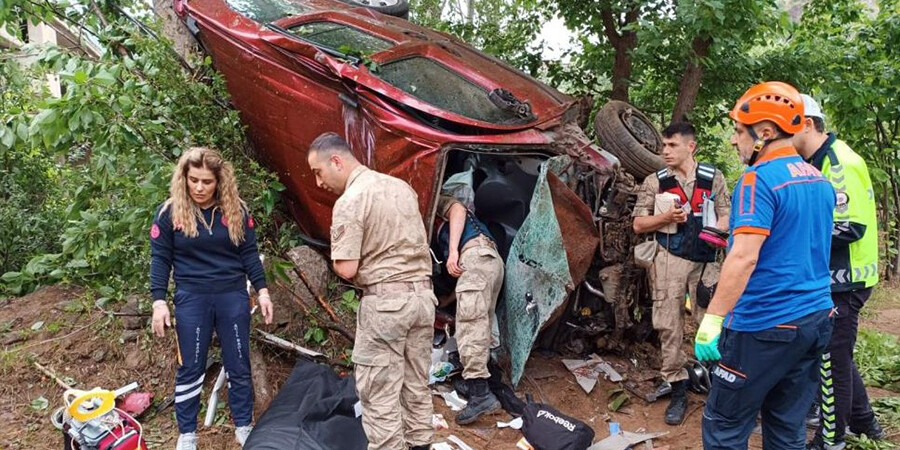 Kontrolden çıkan araç köprüden uçtu! 2 ölü, 3 yaralı