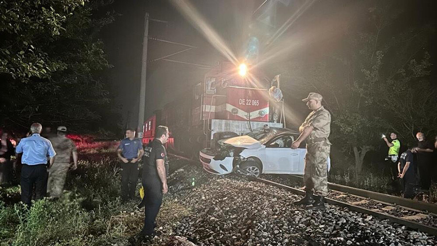Malatya'da yolcu treni otomobili biçti: 1 ölü Malatya'da yolcu treni otomobili biçti: 1 ölü