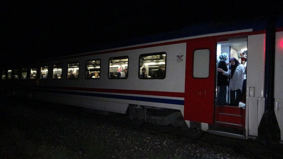 Malatya'da yolcu treni otomobili biçti: 1 ölü Malatya'da yolcu treni otomobili biçti: 1 ölü