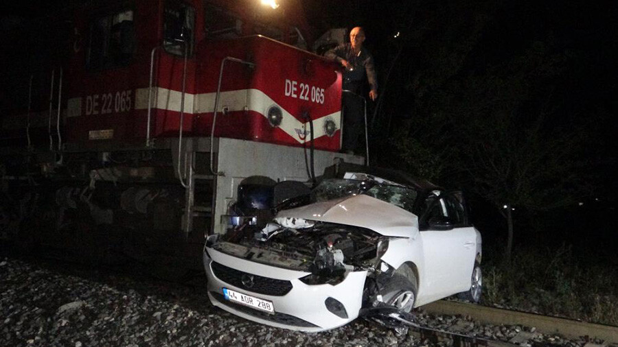 Malatya'da yolcu treni otomobili biçti: 1 ölü Malatya'da yolcu treni otomobili biçti: 1 ölü