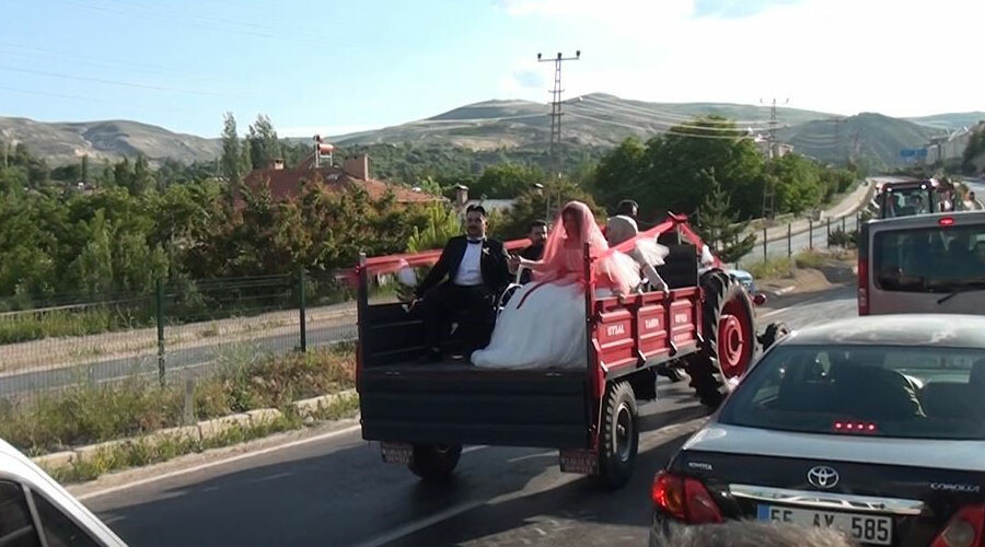 Traktörü gelin arabası yaptı! Gören dönüp bir kez daha baktı: Farklılık yapmak istedik