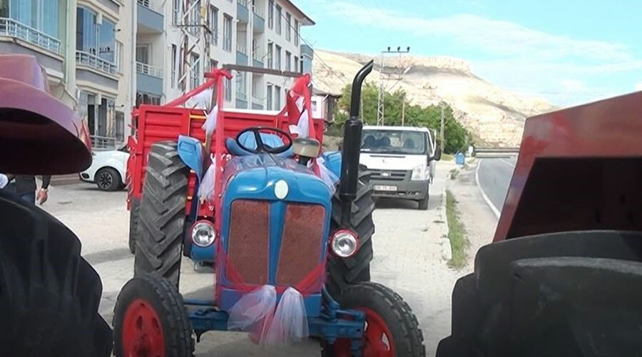 Traktörü gelin arabası yaptı! Gören dönüp bir kez daha baktı: Farklılık yapmak istedik