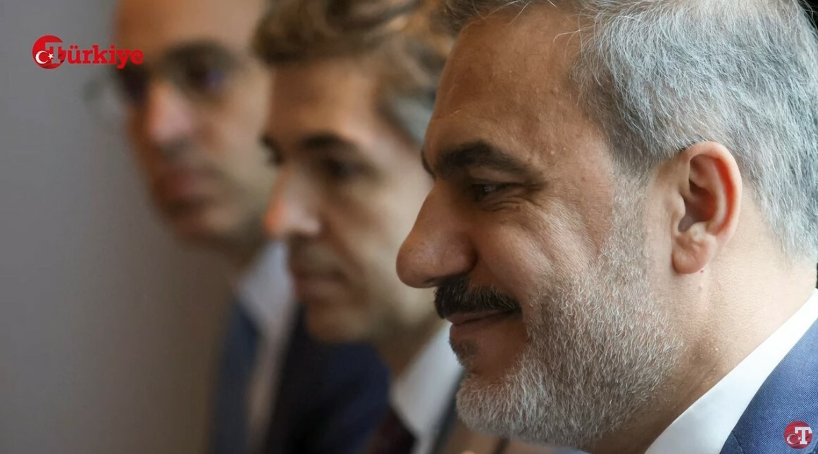 ABD'li mevkidaşı Blinken ile görüşen Bakan Fidan’ın beden dili ne anlatıyor? ABD'li mevkidaşı Blinken ile görüşen Bakan Fidan’ın beden dili ne anlatıyor?