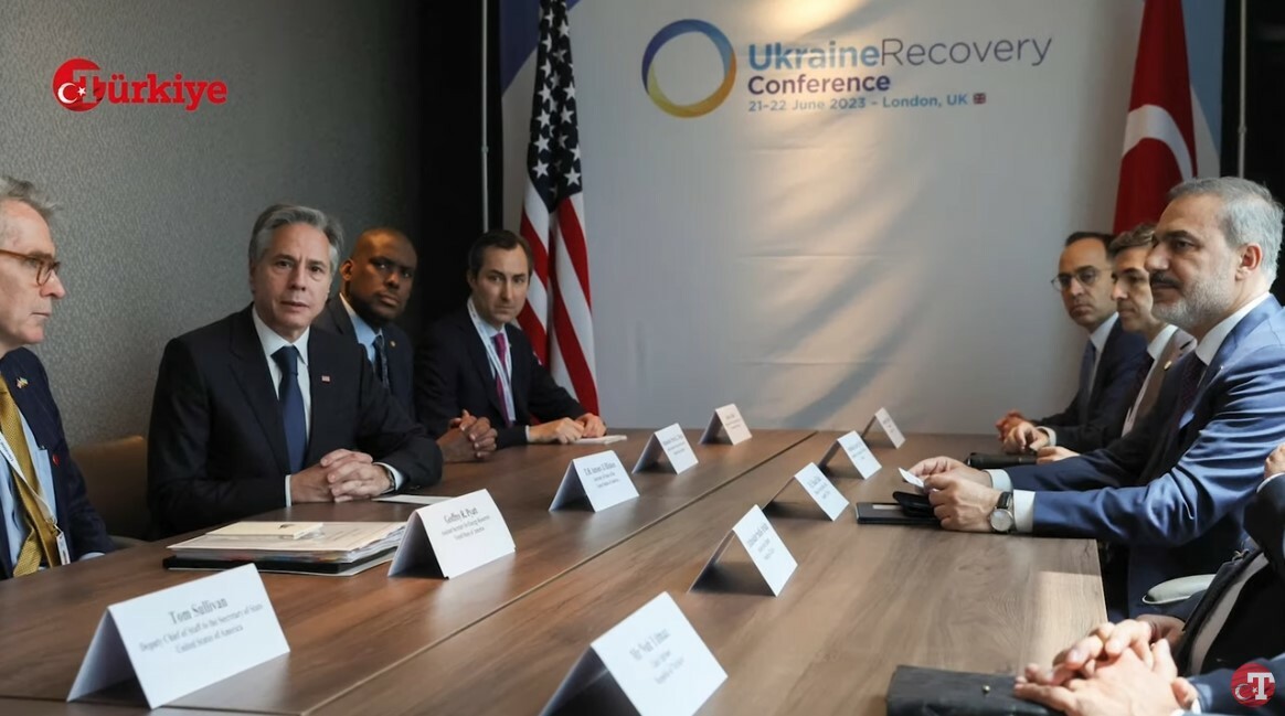 ABD'li mevkidaşı Blinken ile görüşen Bakan Fidan’ın beden dili ne anlatıyor? ABD'li mevkidaşı Blinken ile görüşen Bakan Fidan’ın beden dili ne anlatıyor?