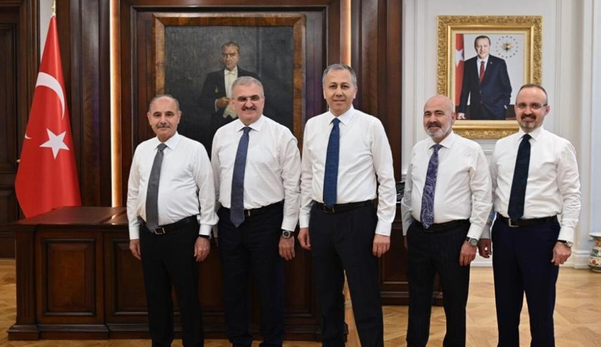 İçişleri Bakanı Yerlikaya'dan yeni yardımcılarına tebrik mesajı İçişleri Bakanı Yerlikaya'dan yeni yardımcılarına tebrik mesajı