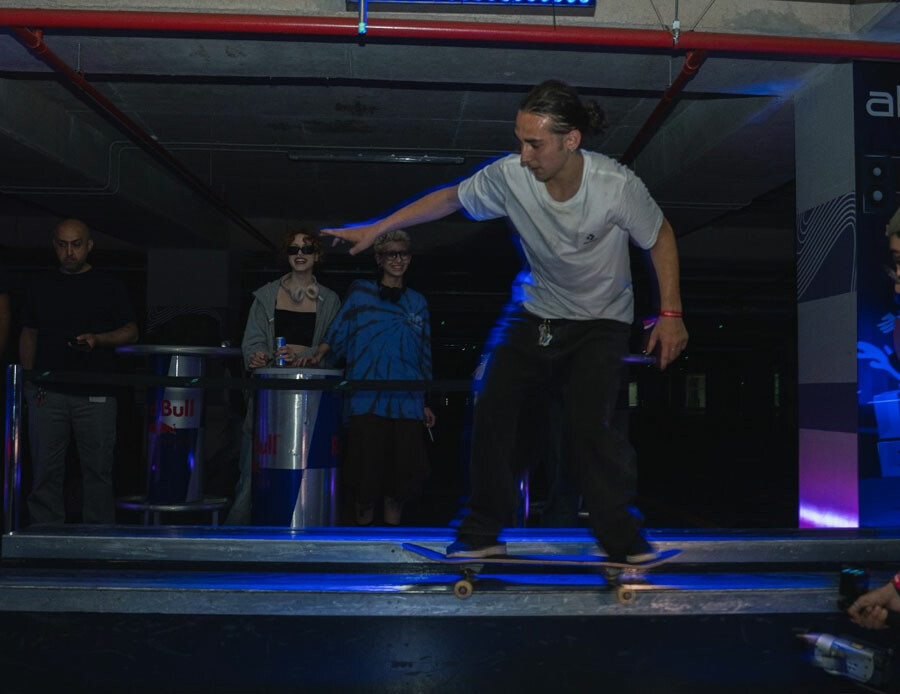 Türkiye'de ilk kez gerçekleşti! Buz üzerinde Kaykay gösterisi hayran bıraktı