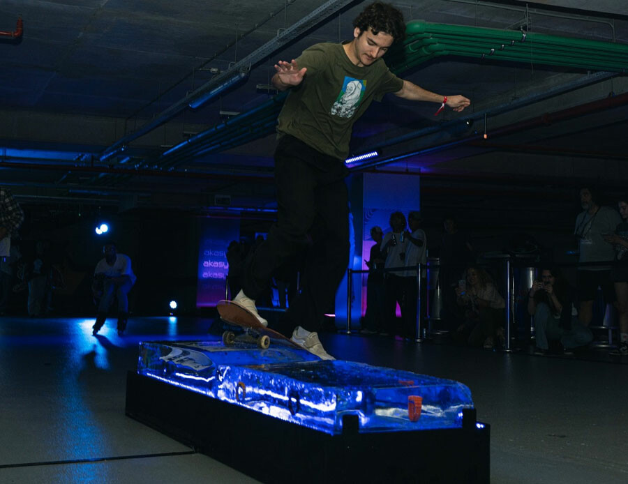 Türkiye'de ilk kez gerçekleşti! Buz üzerinde Kaykay gösterisi hayran bıraktı