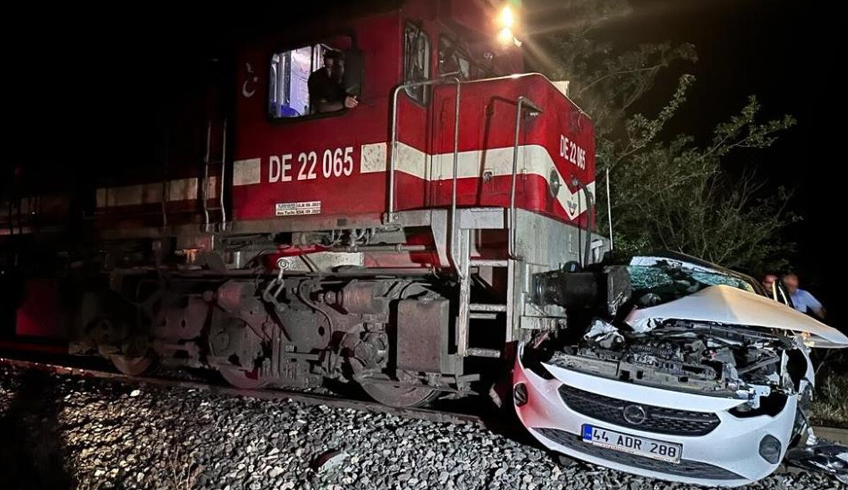 Malatya&#039;da yolcu treni otomobili biçti: 1 ölü