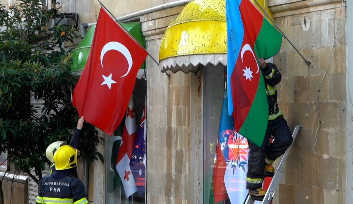 Azerbaycanlı itfaiyecinin Türk bayrağı hassasiyeti takdir topladı
